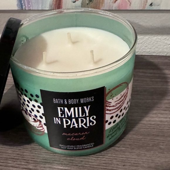 Emily in Paris Macaron Cloud Candle Bath and Body Works - Picture 2 of 3